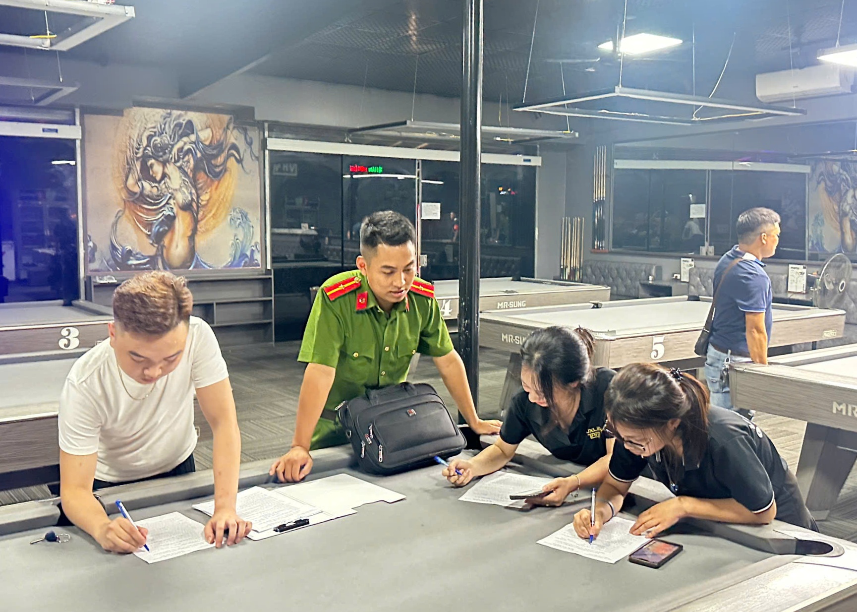 Công an xã Tiên Lãng: Kiểm tra đột xuất 8 cơ sở vui chơi giải trí